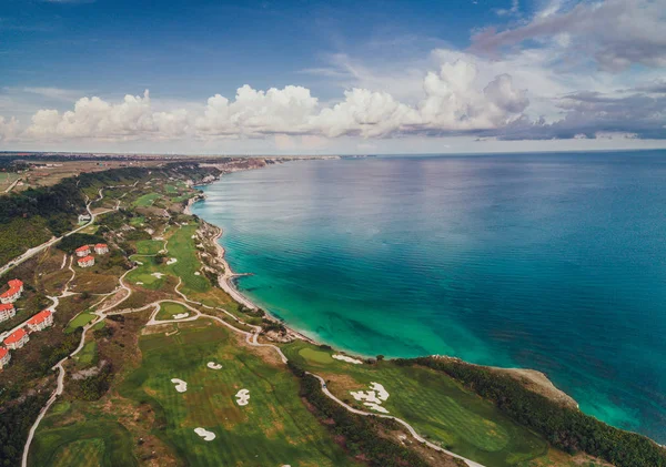 空中全景的高尔夫球场旁边的悬崖和黑海 高尔夫球场景观 — 图库照片