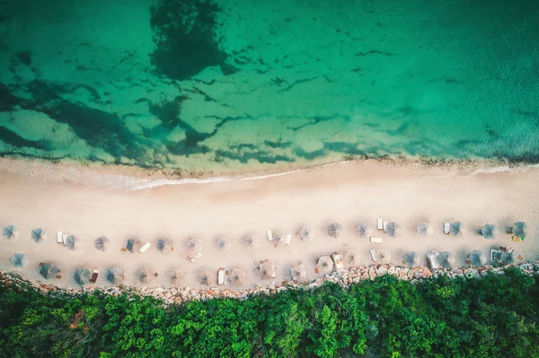 Вид Беспилотника Красивый Пляж Белым Песком Зонтиками — стоковое фото