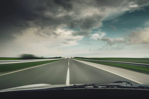 Voiture Conduisant Rapidement Sur Autoroute Avant Pluie — Photo