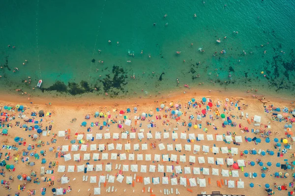 Aerial Top View Beach People Umbrellas Sand Sea Waves — Stock Photo, Image