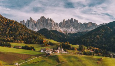 Büyülü Dolomites dağlarda arka plan, Val di Funes Vadisi, Trentino Alto Adige bölgesi, İtalya, Avrupa ile Santa Maddalena (St Magdalena) Köyü