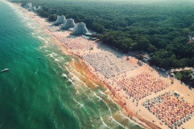 Albena kumlu plaj resort, Bulgaristan Hava dron görünümü. Yaz turizm. 