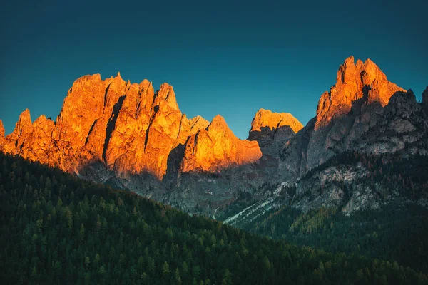 美しい黄金の朝の日の出秋 南チロル イタリアの光に輝く有名なドロミテ山の峰のパノラマ ビュー — ストック写真