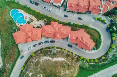 Yüzme havuzu ve güzel tatil, hava üstten görünüm yeşil bahçe havadan görünümü.