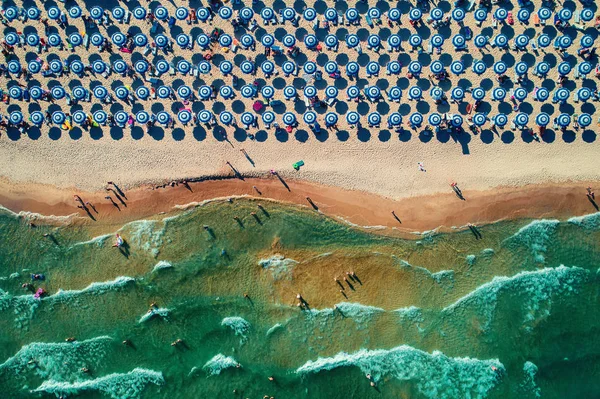 Aerial Top View Beach Umbrellas Sand Sea Waves — Stock Photo, Image
