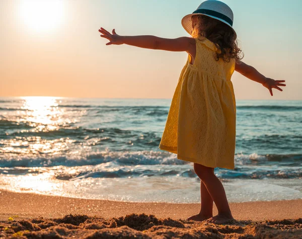 Little Girl Playing Beach — Stock Photo, Image