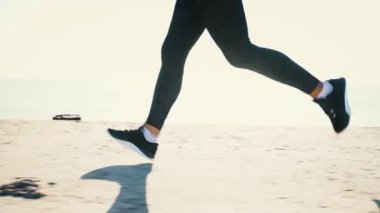 Deniz sunrise çalışan sağlıklı genç kadın 