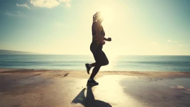 Zdravá Mladá Žena Běží Pobřeží Východ Slunce — Stock video