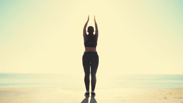 Hermosa Chica Deportiva Entrenamiento Amanecer Sobre Playa Mujer Haciendo Yoga — Vídeo de stock