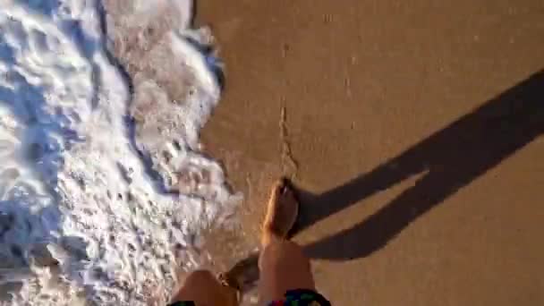 Uomo Che Cammina Sulla Spiaggia Onde Marine Lavarsi Gambe — Video Stock