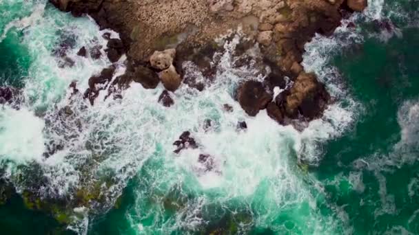 波ビデオをクラッシュで岩の多い海岸線の空中写真 — ストック動画