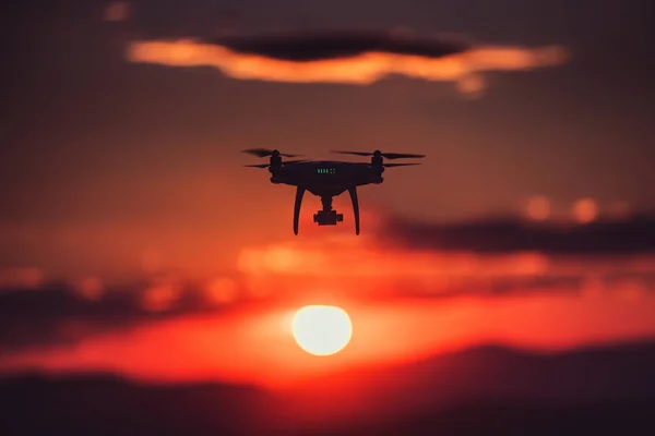 Schöner Morgen Über Dem Meer Und Fliegende Drohne — Stockfoto