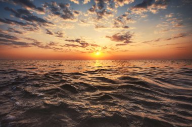 Denizin üzerinde güzel bulutlar, gün doğumu sho