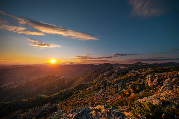 Belo Pôr Sol Sobre Colinas Montanha Cidade Vista Panorâmica Aérea — Fotografia de Stock