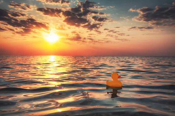 Gele Rubber Duck Speelgoed Zweven Zeewater Prachtige Zonsopgang Het Strand — Stockfoto