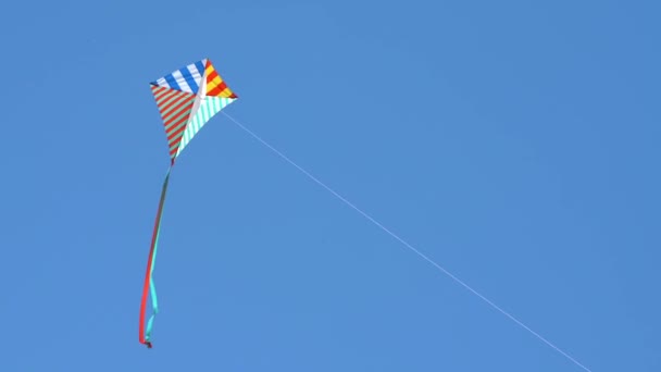 Kleurrijke Vliegeren Tegen Een Blauwe Lucht Zon — Stockvideo