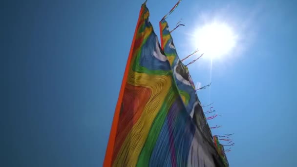 Viento Soplando Cometas Colores Playa Contra Sol Cielo — Vídeo de stock