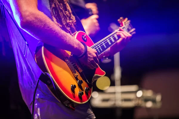 Gitáros Elektromos Basszusgitár Játszik Színpadon Színes Lágy Összpontosít Elmaszatol Háttérben — Stock Fotó