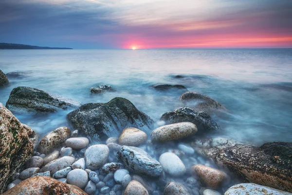 Sunrise Üzerinde Kayalık Beac — Stok fotoğraf