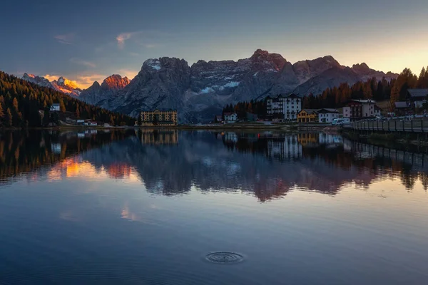 Misurina Günbatımında Gördün Gölde Dolomites Talyanca Alps Sorapiss Dağın Içinde — Stok fotoğraf
