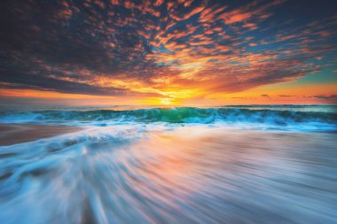 Denizin üzerinde güzel bulutlar, gün doğumu sho