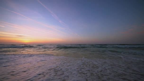 海滩上空的热带日出 海浪冲刷沙子 — 图库视频影像