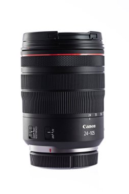 Varna, Bulgaristan - Ekim 11,2018: görüntü Canon Ef 24-105mm f4l IS Usm objektif beyaz zemin üzerinde. Canon dünya en büyük Slr fotoğraf makinesi üreticisi IS.