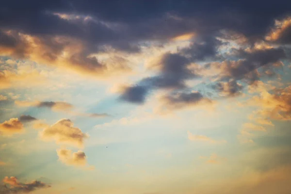 雲と劇的なオレンジ色の空 日没のショット — ストック写真