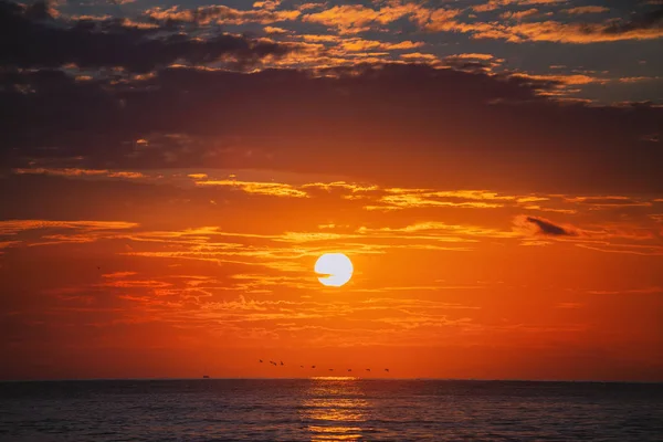 Schöne Wolkenlandschaft Über Dem Meer Sonnenaufgang Sho — Stockfoto