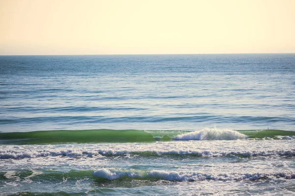 Mar Ondas Com Céu Limpo Praia — Fotografia de Stock