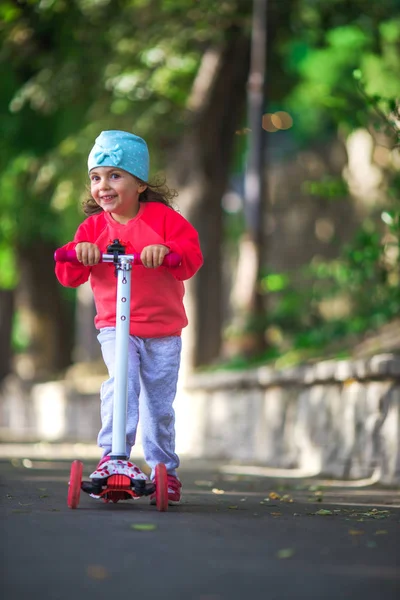 Szép Kislány Rides Neki Őszi Parkban Robogó — Stock Fotó