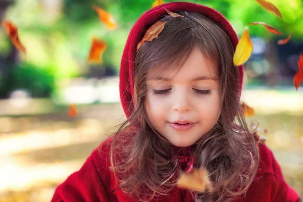 Vacker Liten Flicka Sitter Nedfallna Blad Hösten Park — Stockfoto