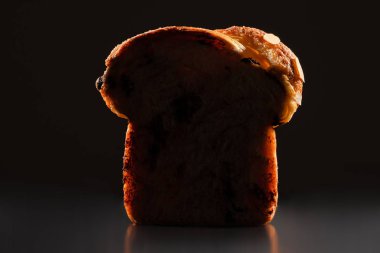 Çikolata ve beyaz arka plan üzerinde izole badem ile Paskalya ekmek.