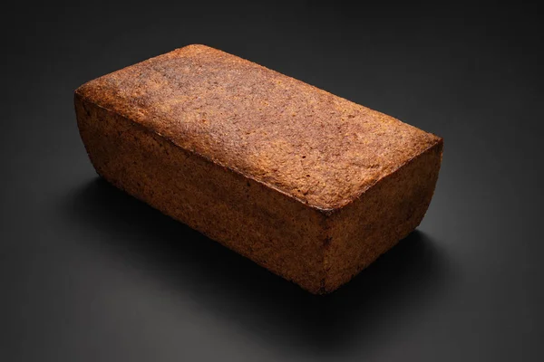 Bütün Spelt Siyah Arka Plan Üzerine Izole Ekmek — Stok fotoğraf