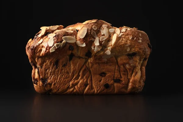 Pasen Brood Met Chocolade Amandelen Geïsoleerd Zwarte Achtergrond — Stockfoto