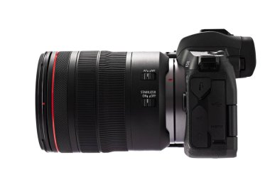 Varna, Bulgaristan - Ekim 11,2018: görüntü, Canon Eos R aynasızlar dijital kamera Canon Ef 24-105mm f4l IS Usm lens üzerinde beyaz bir arka plan ile. Canon dünya en büyük Slr fotoğraf makinesi üreticisi IS.