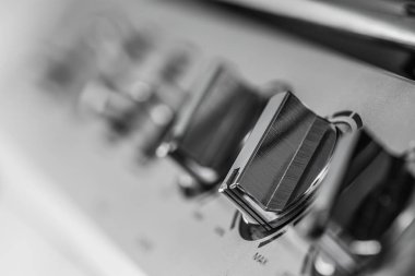 1980'lerde retro radyo müzik setini beyaz arka plan üzerinde gümüş.