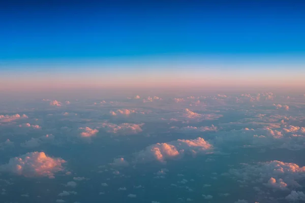 Fliegen Über Den Wolken Luftaufnahme Aus Dem Flugzeugfenster — Stockfoto