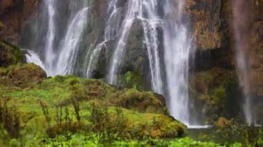 Güzel şelale sonbahar Plitvice Milli Parkı, Hırvatistan