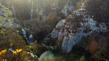 Hava dron görünümü güzel şelale, göller ve sonbahar orman Plitvice Milli Parkı, Hırvatistan