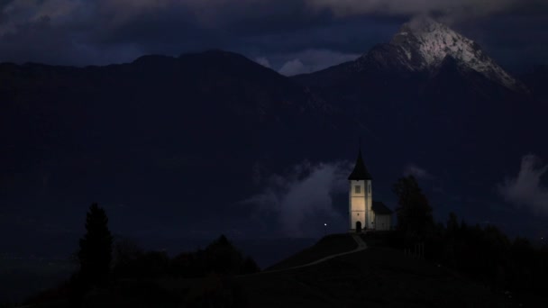Jamnik Słowenia Nocny Widok Kościoła Primoz Słowenia Pobliżu Jamník Alpy — Wideo stockowe
