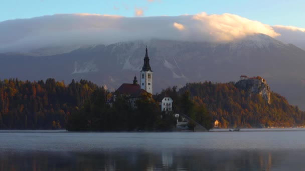 小さな島に被昇天の聖メリーズ教会でブレッド湖ブレッド スロベニア ヨーロッパ 美しい秋の風景 — ストック動画