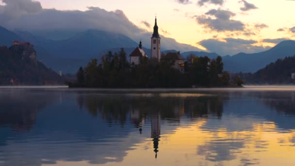 小さな島に被昇天の聖メリーズ教会でブレッド湖ブレッド スロベニア ヨーロッパ 美しい秋の風景 — ストック動画