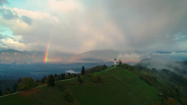 Jamnik Slovenia Церковь Святого Примоза Slovenia Около Jamnik Красивыми Облаками — стоковое видео