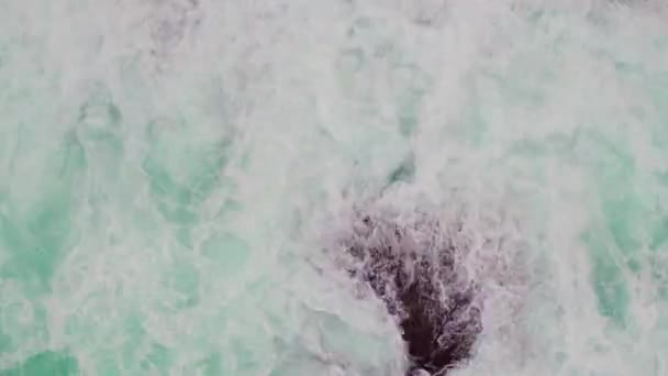 Widok Skaliste Wybrzeże Upaść Fal — Wideo stockowe