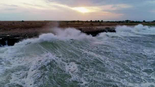 Luchtfoto Van Rotsachtige Kustlijn Met Golven — Stockvideo