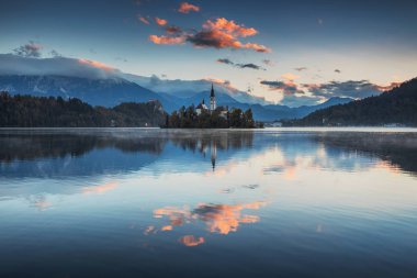 Lake Bled St Mary Kilisesi küçük adada varsayım ile; Bled, Slovenya, Europe.