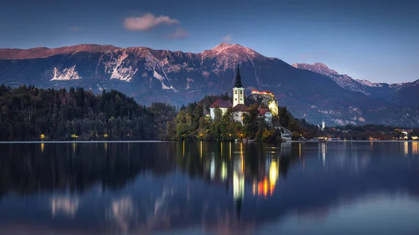 Vérzett Val Szent Marys Templom Nagyboldogasszony Kis Szigeten Bled Szlovénia — Stock Fotó