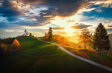 Jamnik, Slovenya - havadan görünümü üzerinde Kilisesi, St. Primoz Slovenya Jamnik yakınındaki güzel bulutlar ve Julian Alps, arka plan.