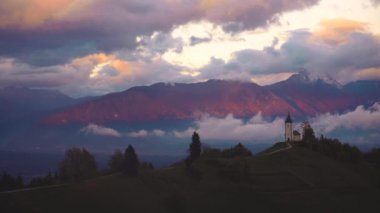 Jamnik, Slovenya üzerinden günbatımı. Alpler ve kilise St. Primoz üzerinden hava dron görünüm